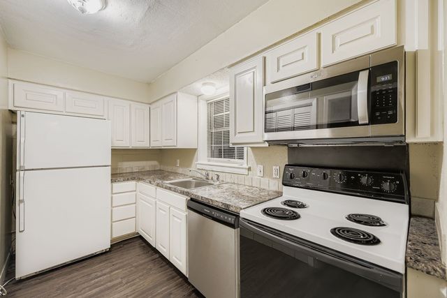 214 Austin Street, Grapevine, TX 76107