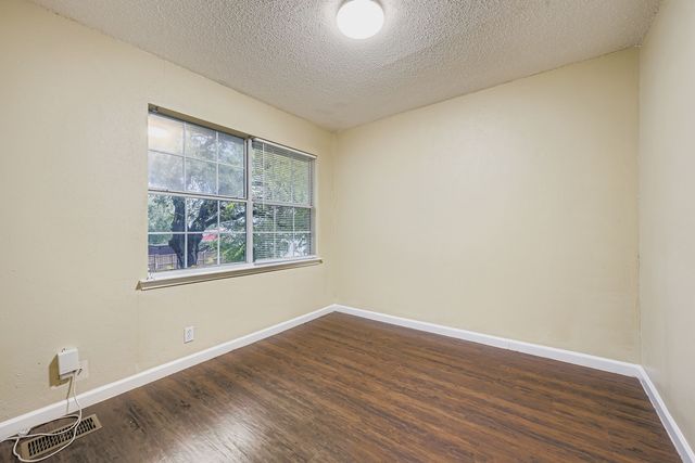 214 Austin Street, Grapevine, TX 76107