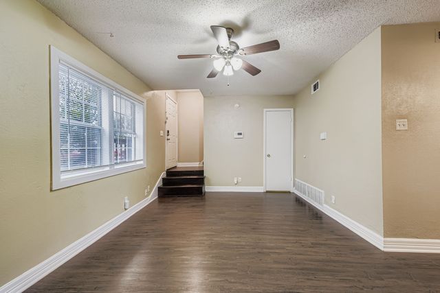 214 Austin Street, Grapevine, TX 76107