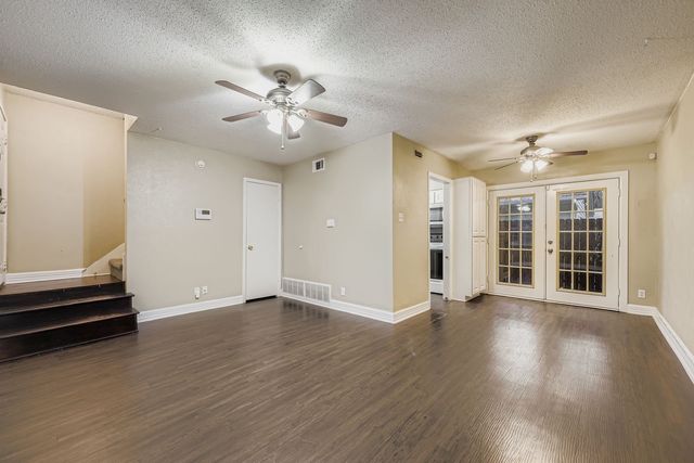 214 Austin Street, Grapevine, TX 76107