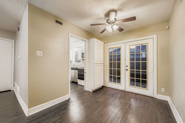 214 Austin Street, Grapevine, TX 76107