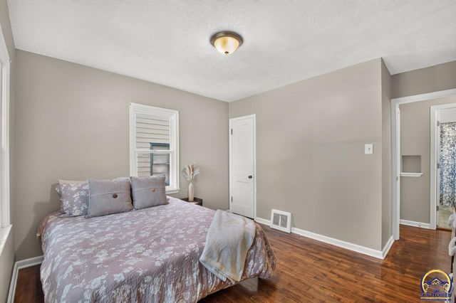 811 SW Randolph AVE, Topeka, KS 66606