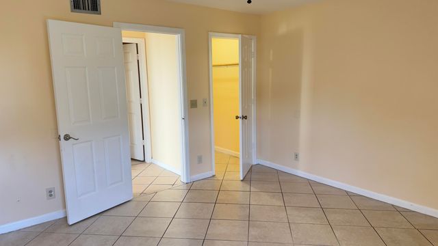 1581 Woodbridge Lakes Circle, West Palm Beach, FL 33406