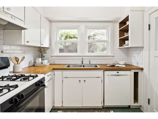 4935 Ne FLANDERS St, Portland, OR 97213