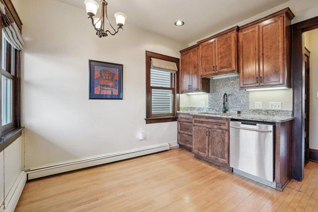 2924 N Cambridge AVENUE, Milwaukee, WI 53211