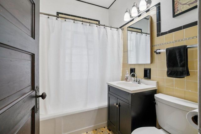 2924 N Cambridge AVENUE, Milwaukee, WI 53211