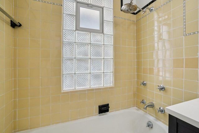 2924 N Cambridge AVENUE, Milwaukee, WI 53211