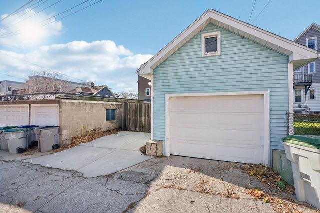2924 N Cambridge AVENUE, Milwaukee, WI 53211