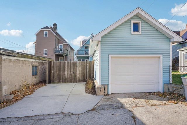 2924 N Cambridge AVENUE, Milwaukee, WI 53211
