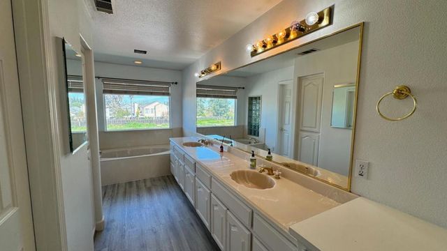 206 Meadow Creek Court, Oakley, CA 94561