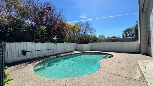 206 Meadow Creek Court, Oakley, CA 94561
