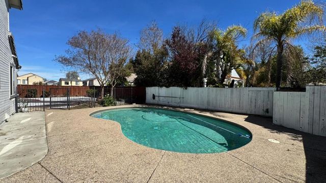 206 Meadow Creek Court, Oakley, CA 94561