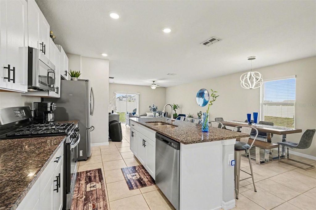 Image 5 of property listing at 9424 LEMON DROP LOOP, Sun City Center, FL 33573