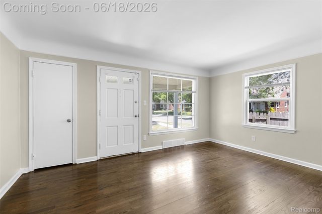 19296 Berden Street, Harper Woods, MI 48225