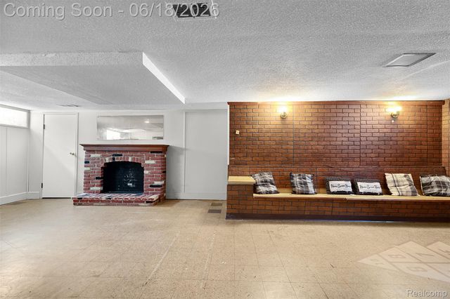 19296 Berden Street, Harper Woods, MI 48225