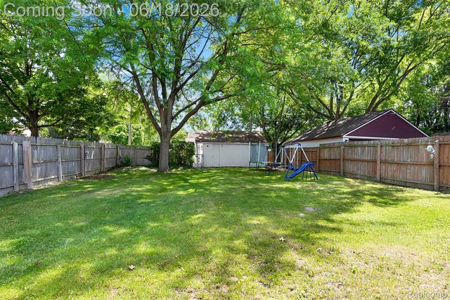 19296 Berden Street, Harper Woods, MI 48225