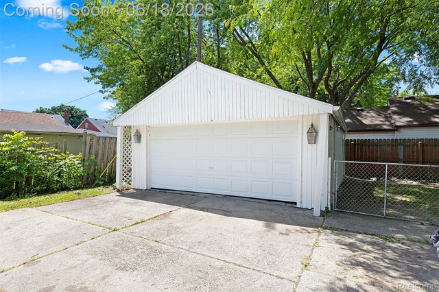 19296 Berden Street, Harper Woods, MI 48225