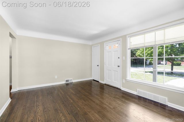 19296 Berden Street, Harper Woods, MI 48225