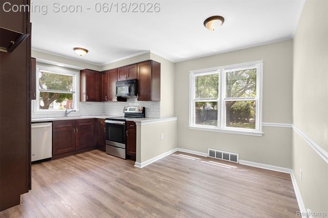 19296 Berden Street, Harper Woods, MI 48225