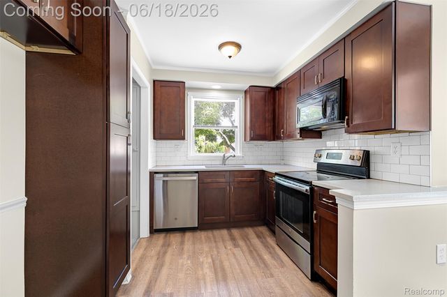 19296 Berden Street, Harper Woods, MI 48225