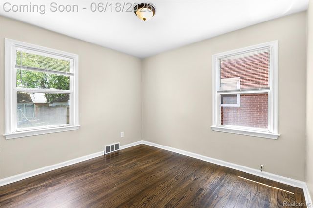 19296 Berden Street, Harper Woods, MI 48225
