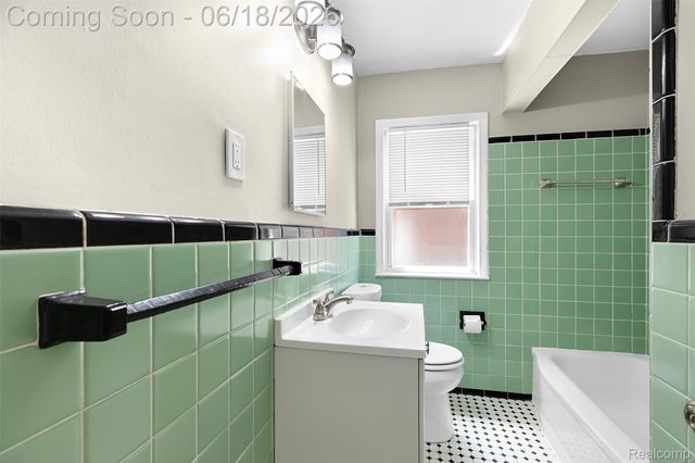 19296 Berden Street, Harper Woods, MI 48225