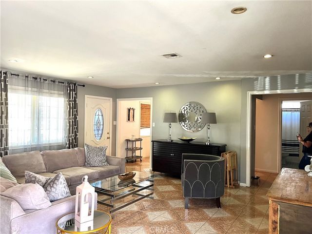 13708 Carfax, Bellflower, CA 90706