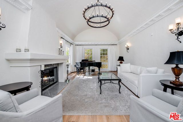 1258 E Elmwood Avenue, Burbank, CA 91501