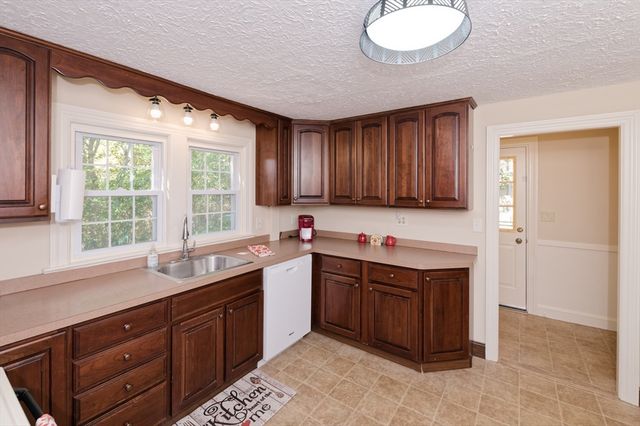 3 Lancaster St, Auburn, MA 01501