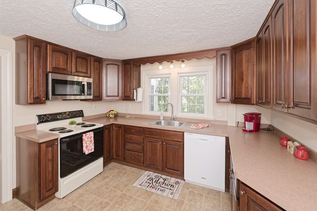 3 Lancaster St, Auburn, MA 01501