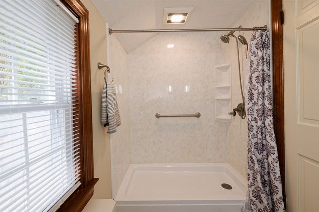 3 Lancaster St, Auburn, MA 01501