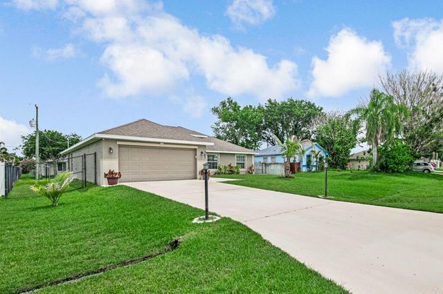 367 SW Grimaldo Terrace, Port St. Lucie, FL 34984