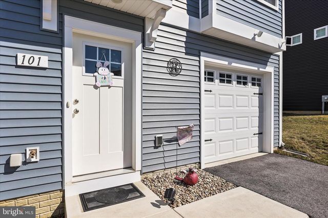 101 OVERLOOK DR, Hanover, PA 17331