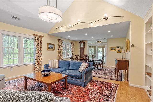 36 Pickman Dr, Bedford, MA 01730