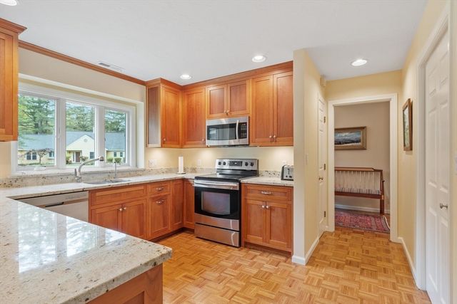 36 Pickman Dr, Bedford, MA 01730