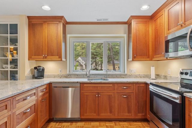 36 Pickman Dr, Bedford, MA 01730