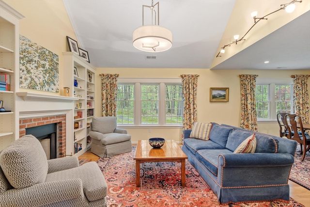 36 Pickman Dr, Bedford, MA 01730