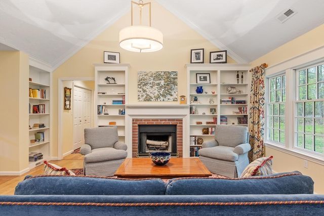 36 Pickman Dr, Bedford, MA 01730