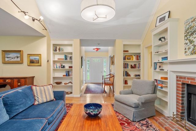 36 Pickman Dr, Bedford, MA 01730