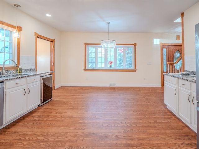 33 Lakeside Dr, Shrewsbury, MA 01545
