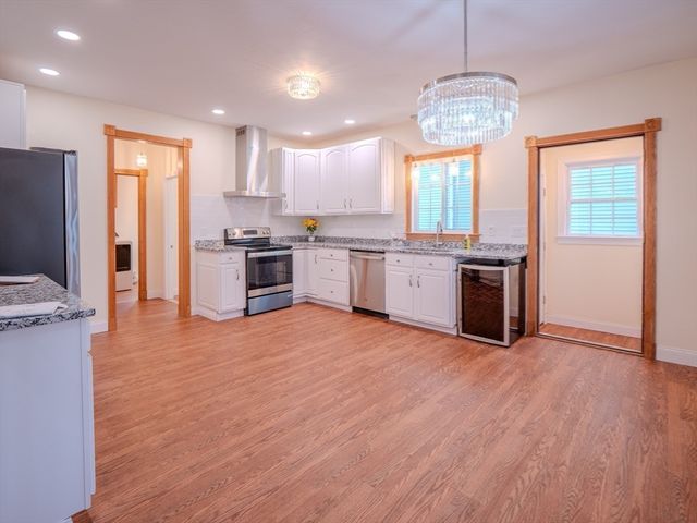33 Lakeside Dr, Shrewsbury, MA 01545