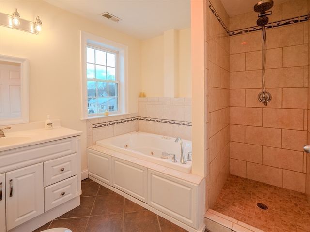 33 Lakeside Dr, Shrewsbury, MA 01545