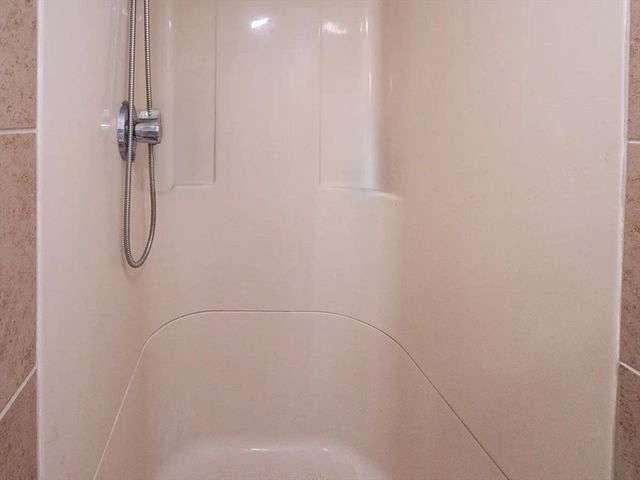 33 Lakeside Dr, Shrewsbury, MA 01545