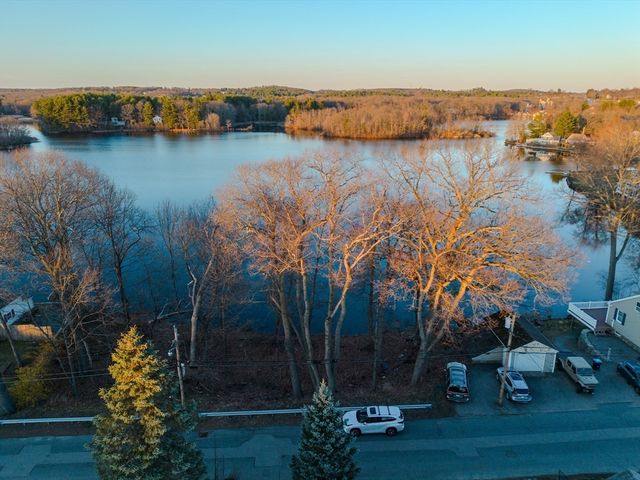 33 Lakeside Dr, Shrewsbury, MA 01545