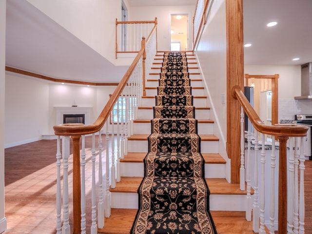 33 Lakeside Dr, Shrewsbury, MA 01545