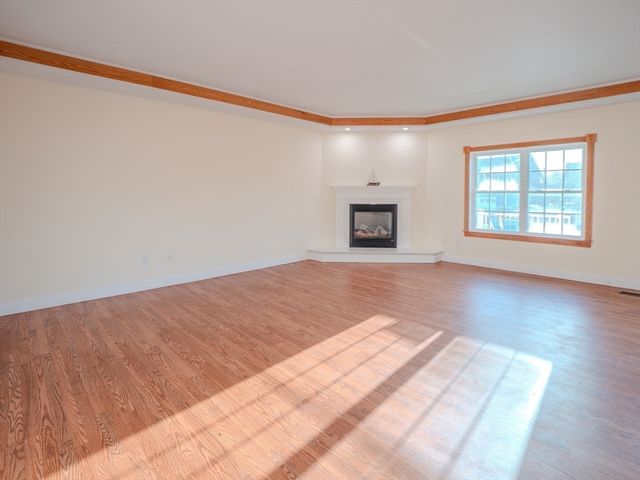 33 Lakeside Dr, Shrewsbury, MA 01545