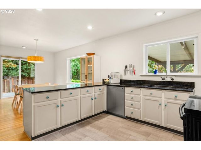 6610 Sw CANYON Ln, Portland, OR 97225