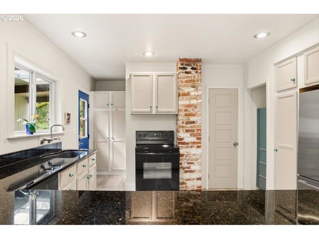 6610 Sw CANYON Ln, Portland, OR 97225