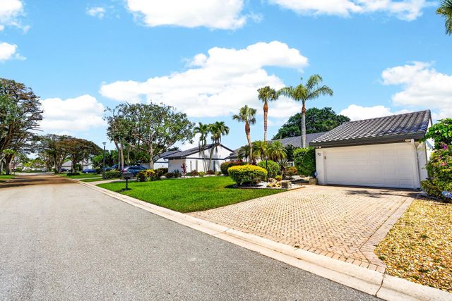 17 Villa Lane, Boynton Beach, FL 33436