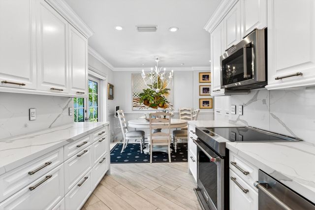 17 Villa Lane, Boynton Beach, FL 33436
